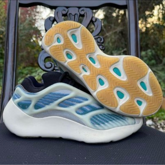 Yeezy 700v3 Kyanite (adidas) 6.5 Mens / 8 womens - Picture 5 of 7
